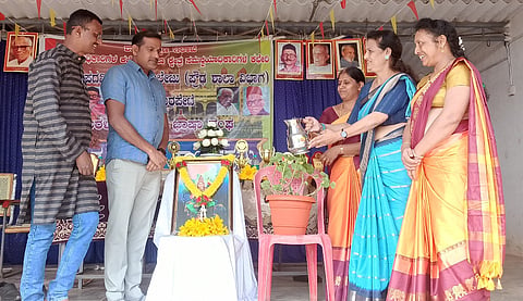 ಸೋಮವಾರಪೇಟೆ ತಾಲೂಕು ಮಟ್ಟದ ಹಿರಿಯ ಪ್ರಾಥಮಿಕ ಮತ್ತು ಪ್ರೌಢಶಾಲಾ ವಿಭಾಗದ ವಿದ್ಯಾರ್ಥಿಗಳಿಗೆ ಏರ್ಪಡಿಸಿದ್ದ ರಸಪ್ರಶ್ನೆ ಸ್ಫರ್ಧಾ ಕಾರ್ಯಕ್ರಮವನ್ನು ಪ್ರೌಢಶಾಲಾ ಸಹ ಶಿಕ್ಷಕರ ಸಂಘದ ತಾಲೂಕು ಘಟಕದ ಅಧ್ಯಕ್ಷ ರತ್ನಕುಮಾರ್ ಉದ್ಘಾಟಿಸಿದರು. ಹೇಮಲತಾ, ಪ್ರೇಮಾ, ಸತೀಶ್ ಇದ್ದರು.