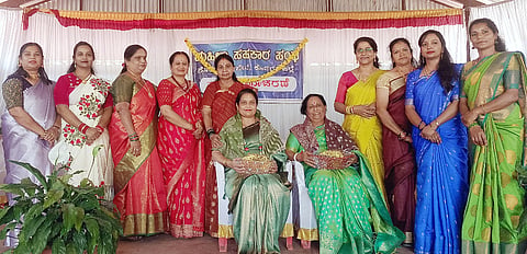 ಸೋಮವಾರಪೇಟೆ ಮಹಿಳಾ ಸಹಕಾರ ಸಂಘದ ವತಿಯಿಂದ ಅಂತಾರಾಷ್ಟ್ರೀಯ ಮಹಿಳಾ ದಿನಾಚರಣೆಯ ಅಂಗವಾಗಿ ಲತಾ ಮಂಜು ಮತ್ತು ಜಲಜಾ ಶೇಖರ್ ಅವರನ್ನು ಸನ್ಮಾನಿಸಲಾಯಿತು. ನಯನತಾರಾ ಜ್ಯೋತಿ, ಸುಮಾ, ಗಾಯತ್ರಿ ಇದ್ದರು.