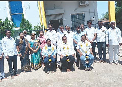 ಶಿವನೂರ ಗ್ರಾಮದ ವಿವಿಧೋದ್ದೇಶಗಳ ಪ್ರಾಥಮಿಕ ಗ್ರಾಮೀಣ ಕೃಷಿ ಪತ್ತಿನ ಸಹಕಾರ ಸಂಘಕ್ಕೆ ಅಧ್ಯಕ್ಷರಾಗಿ ಅವಿರೋಧ ಆಯ್ಕೆಯಾದ ಶಿವಪುತ್ರ ಬೇವನೂರ, ರಾಘವೇಂದ್ರ ನುಲಿ, ಮಹಾದೇವ ಉಳಾಗಡ್ಡಿ ಇವರನ್ನು ಸನ್ಮಾನಿಸಲಾಯಿತು. ಅಪ್ಪಾಸಾಹೇಬ ಕಿರನಗಿ, ಅಶೋಕ ಕಿರನಗಿ ಇತರರಿದ್ದರು.