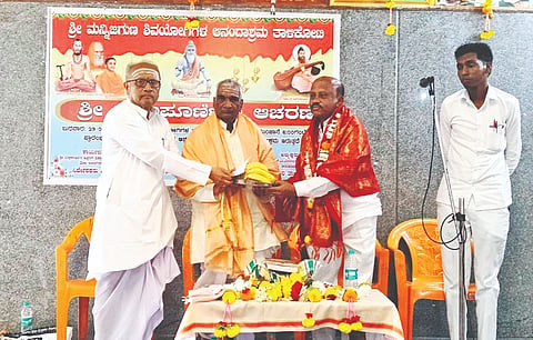 ತಾಳಿಕೋಟೆ ಪಟ್ಟಣದ ನಿಜಗುಣ ಶಿವಯೋಗಿಗಳ ಆನಂದಾಶ್ರಮದಲ್ಲಿ ಶಾಸ ಸಮಿತಿ ವತಿಯಿಂದ ಹಮ್ಮಿಕೊಂಡಿದ್ದ ಗುರು ಪೂರ್ಣಿಮಾ ಮಹೋತ್ಸವದಲ್ಲಿ ಶ್ರೀ ಖಾಸ್ಗತೇಶ್ವರ ಮಠದ ಉಸ್ತುವಾರಿ ವೇ. ಮುರುಘೇಶ ವಿರಕ್ತಮಠ ಅವರನ್ನು ಸನ್ಮಾನಿಸಲಾಯಿತು. ಪರಶುರಾಮ ಚೌಕೇರ, ಎಸ್.ಎಂ. ಬೇನಾಳಮಠ, ಶಕುಂತಲಾ ಹಿರೇಮಠ, ಉಮಾ ವಾರಿ ಇತರರಿದ್ದರು.