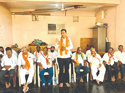 ಬುದಿಗೊಪ್ಪ, ಯರಝರ್ವಿ ಗ್ರಾಮದಲ್ಲಿ ಹಮ್ಮಿಕೊಂಡಿದ್ದ ಮತದಾರರ ಪಟ್ಟಿ ಪರಿಷ್ಕರಣೆಯ ವಿಶೇಷ ಅಭಿಯಾನ ಕಾರ್ಯಕ್ರಮದಲ್ಲಿ ವಿರೂಪಾಕ್ಷ ಮಾಮನಿ ಮಾತನಾಡಿದರು. ಮಹಾದೇವ ಮುರಗೋಡ, ಬಸಯ್ಯ ಹಿರೇಮಠ, ಜಗದೀಶ ಕೌಜಗೇರಿ, ಈರಣ್ಣ ಚಂದರಗಿ ಇತರರಿದ್ದರು.