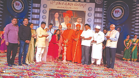  ಯಮಕನಮರಡಿಯ ಎನ್‌ಎಸ್‌ಎಫ್ ಶಾಲೆಯಲ್ಲಿ ಆಯೋಜಿಸಿದ್ದ ಸತೀಶ ಪ್ರತಿಭಾ ಪುರಸ್ಕಾರ ಕಾರ್ಯಕ್ರಮವನ್ನು ಆಕಾಂಕ್ಷಾ ರೊಟ್ಟಯ್ಯನವರ ಉದ್ಘಾಟಿಸಿದರು. ಗುರುಸಿದ್ಧೇಶ್ವರ ಸ್ವಾಮೀಜಿ, ಸಿದ್ಧಬಸವ ದೇವರು, ಡಾ.ಆನಂದ ಮಹಾರಾಜ ಗೊಸಾವಿ, ರಿಯಾಜ್ ಚೌಗಲಾ, ಕಿರಣಸಿಂಗ್ ರಜಪೂತ, ರವಿಂದ್ರ ಜಿಂಡ್ರಾಳಿ ಇತರರಿದ್ದರು.