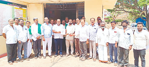 ಪ್ರಜಾಸೌಧ ನಿರ್ಮಾಣ ಸ್ಥಳ ಬದಲಾವಣೆ ಮಾಡಲು ಆಗ್ರಹಿಸಿ ಸಾರ್ವಜನಿಕರು ಯರಗಟ್ಟಿ ಪಟ್ಟಣದಲ್ಲಿ ತಹಸೀಲ್ದಾರ್​ ಎಂ.ವಿ.ಗುಡಪ್ಪಗೋಳಗೆ ಮನವಿ ಸಲ್ಲಿಸಿದರು. ರತ್ನಾಕರ ಶೆಟ್ಟಿ ಹಾಗೂ ಅಶೋಕ ಅಂಗಡಿ ಇತರರಿದ್ದರು.