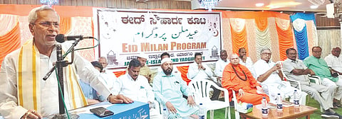 ಯಾದಗಿರಿಯಲ್ಲಿ ಭಾನುವಾರ ಜಮಾಅತೆ ಇಸ್ಲಾಮಿ ಹಿಂದ್​ ಆಯೋಜಿಸಿದ್ದ ಈದ್​ ಸೌಹಾರ್ದ ಕೂಟದಲ್ಲಿ ಶಾಸಕ ಚನ್ನಾರಡ್ಡಿ ಪಾಟೀಲ್​ ತುನ್ನೂರ ಮಾತನಾಡಿದರು. ಗುರುಮಠಕಲ್​ ಖಾಸಾಮಠ ಶ್ರೀ, ಚನ್ನಪ್ಪಗೌಡ ಮೊಸಂಬಿ, ಮರೆಪ್ಪ ಚಟ್ಟೇರಕರ್​, ಅಜೀಜ್​ ಶಹನ್​ ಇತರರಿದ್ದರು.
