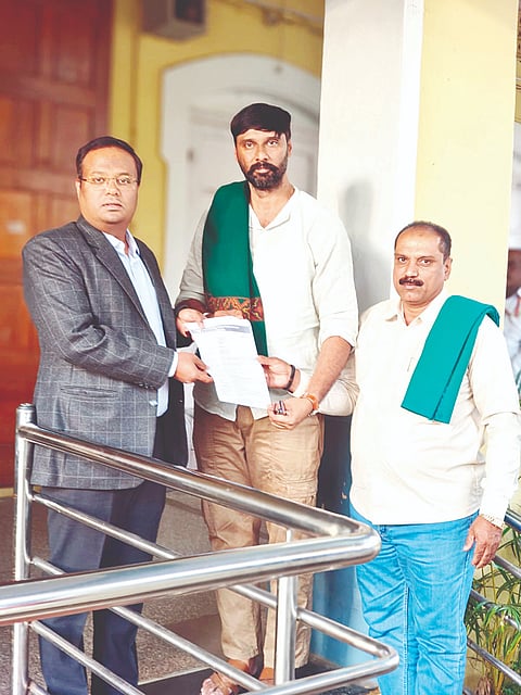 ಸಂರಕ್ಷಣೆ ಹೆಸರಿನಲ್ಲಿ ದೇಶದ ಸಾರ್ವಜನಿಕ ಸಂಪತ್ತಾದ ಪ್ರಕೃತಿ ವ್ಯಾಪಾರಕ್ಕೆ ಕೇಂದ್ರ ಸರ್ಕಾರ ಹೊರಟಿ ಎಂದು ಆರೋಪಿಸಿ ಪ್ರಾದೇಶಿಕ ಆಯುಕ್ತ ಮೂಲಕ ರಾಷ್ಟ್ರಪತಿಗೆ ಕೇಂದ್ರ ಸರ್ಕಾರದ ವಿರುದ್ಧ ದೂರು  ನೀಡಲಾಗಿದೆ. ಮಂಜಕಿರಣ್, ಶಿರ್ವಳ್ಳಿ ಮಂಜುನಾಥ್ ಇದ್ದರು.