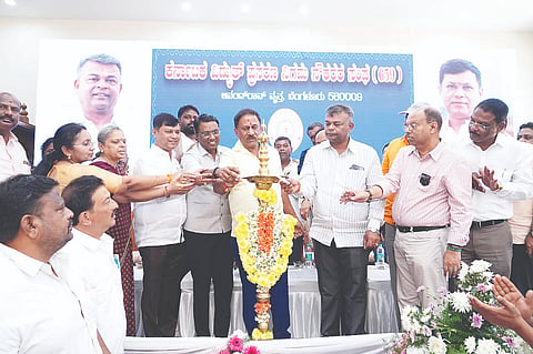 ಕರ್ನಾಟಕ ವಿದ್ಯುತ್ ಪ್ರಸರಣ ನಿಗಮ ನೌಕರರ ಸಂಘ ಮೈಸೂರು ವಿಭಾಗದಿಂದ ನಗರದಲ್ಲಿ ಆಯೋಜಿಸಿದ್ದ ಕಾರ್ಯಕ್ರಮವನ್ನು ರಮೇಶ್ ಬಂಡಿಸಿದ್ದೇಗೌಡ  ಉದ್ಘಾಟಿಸಿದರು. ಕೆ.ಎಂ.ಮುನಿಗೋಪಾಲ್ ರಾಜು, ಕೆ.ಬಲರಾಮ್, ಶಿವರಾಮ್, ವರದರಾಜ್,  ಸುನೀಲ್, ಜಿ.ರೇಣುಕಾ, ಶರಣಮ್ಮ ಎಸ್.ಜಂಗಿನ, ಲಿಂಗರಾಜಮ್ಮ, ಎ.ಆರ್.ಮೃತ್ಯುಂಜಯ, ಪೂರ್ಣಚಂದ್ರ ತೇಜಸ್ವಿ, ಮೋಹನ್ ಇತರರು ಇದ್ದರು.
