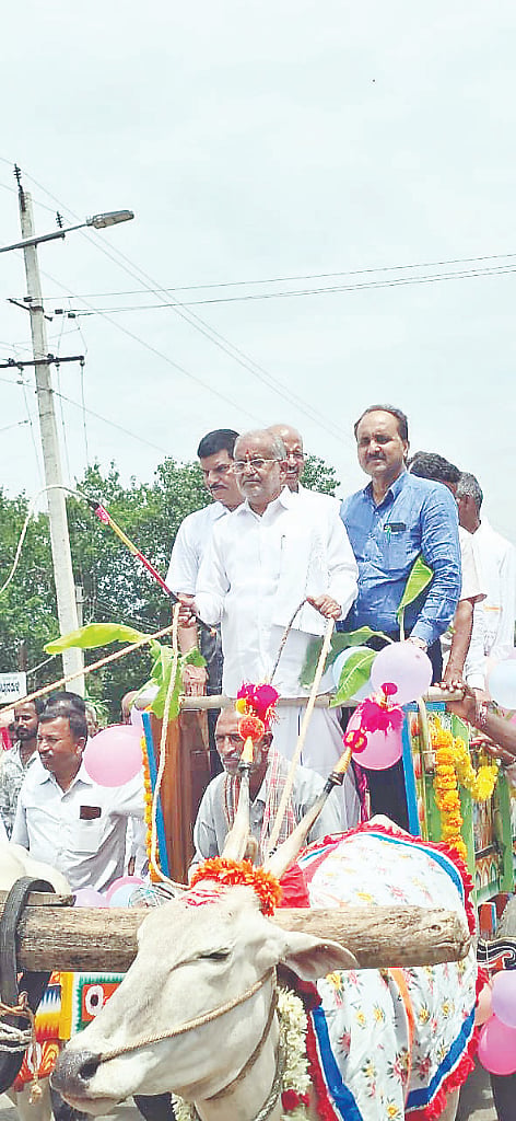   ಮೈಸೂರು ತಾಲೂಕಿನ ರಟ್ನಹಳ್ಳಿ ಗ್ರಾಮದಲ್ಲಿ  ಶಾಲಾ ಪ್ರಾರಂಭೋತ್ಸವ, ಶಾಲಾ ದಾಖಲಾತಿ ಆಂದೋಲನ ಕಾರ್ಯಕ್ರಮವನ್ನು ಶಾಸಕ ಜಿ.ಟಿ.ದೇವೇಗೌಡ ಉದ್ಘಾಟಿಸಿದರು. ಡಿ.ಉದಯ್ ಕುಮಾರ್,  ಚಿಕ್ಕಣ್ಣ,  ಪ್ರಕಾಶ್, ಶಿವಣ್ಣ, ಯದುವರ ಇನ್ನಿತರರಿದ್ದರು