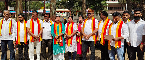 ಬೆಳಗಾವಿಯಲ್ಲಿ ಮಹಾರಾಷ್ಟ್ರ ಗಡಿ ಭವನ ನಿರ್ಮಾನಕ್ಕೆ ಅನುಮತಿ ನೀಡದಂತೆ ಆಗ್ರಹಿಸಿ ಸೋಮವಾರ ಕರವೇ ಕಾರ್ಯಕರ್ತರು ಜಿಲ್ಲಾಧಿಕಾರಿ ಕಚೇರಿ ಎದುರು ಪ್ರತಿಭಟಿಸಿದರು. ದಶರಥ ಬನೋಶಿ, ಸತೀಶ ಗುಡದವರ, ಭೂಪಾಲ ಅತ್ತು, ಅರ್ಜುನ ಕಾಂಬಳೆ, ರೂಪಾ ಬಾರಿಗಡ್ಡಿ ಇತರರಿದ್ದರು.
