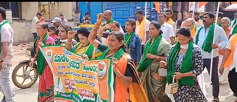 ಹೊಳೆನರಸೀಪುರ ಪಟ್ಟಣದಲ್ಲಿ ಭಾರತೀಯ ಕಿಸಾನ್ ಸಂಘ ತಾಲೂಕು ಘಟಕ ರೈತರಿಗೆ ಬೆಂಬಲ ಬೆಲೆ ನೀಡುವಂತೆ ಒತ್ತಾಯಿಸಿ ಪ್ರತಿಭಟನೆ ನಡೆಸಿದರು. ಗಿರೀಶ್ ಕೃಷ್ಣಕುಮಾರ್, ಶ್ರೀನಿವಾಸ್, ಮೋಹನ್ ನಾಗೇಂದ್ರ ಇದ್ದರು.