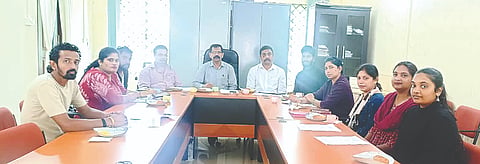 ಹಳೇ ವಿದ್ಯಾರ್ಥಿ ಸಂಘದ ಅಧ್ಯಕ್ಷ ಬೊಳ್ಳಜಿರ ಬಿ.ಅಯ್ಯಪ್ಪ ಅವರ ಅಧ್ಯಕ್ಷತೆಯಲ್ಲಿ ಆಡಳಿತ ಮಂಡಳಿಯ ಸಭೆ ನಡೆಯಿತು. ಪ್ರೊ.ರಾಘವ.ಬಿ, ಗಣಪತಿ, ಚಂದನ್ ನಂದರಬೆಟ್ಟು ಸೇರಿದಂತೆ ಇತರರಿದ್ದರು.