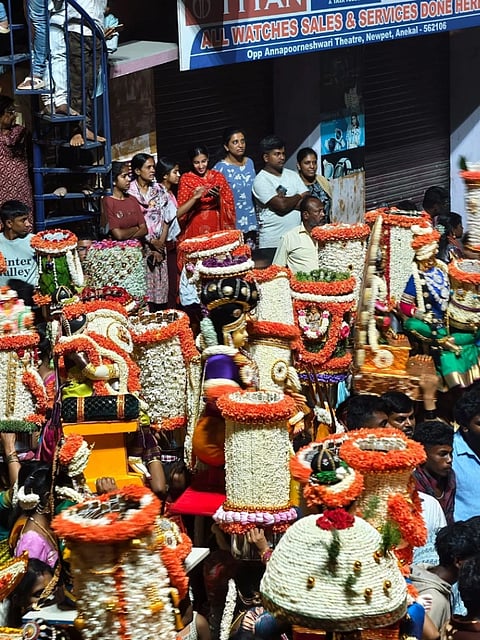 ಕರಗ ಮಹೋತ್ಸವದ ಪ್ರಯುಕ್ತ ದೀಪೋತ್ಸವ ಕಾರ್ಯಕ್ರಮ ಅದ್ದೂರಿಯಾಗಿ ನೆರವೇರಿತು ಮಹಿಳೆಯರು ಬೆಲ್ಲದಾರತಿಗಳನ್ನು ಹೊತ್ತು ಪಟ್ಟಣದ ಪ್ರಮುಖ ಬೀದಿಗಳಲ್ಲಿ ಮೆರವಣಿಗೆ ನಡೆಸಿದರು.