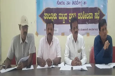 ಸೊರಬ ತಾಪಂನಲ್ಲಿ ಗ್ಯಾರಂಟಿ ಯೋಜನೆಗಳ ಪ್ರಗತಿ ಪರಿಶೀಲನಾ ಸಭೆಯಲ್ಲಿ ಅನುಷ್ಠಾನ ಸಮಿತಿ ತಾಲೂಕು ಅಧ್ಯಕ್ಷ ಜಯಶೀಲಗೌಡ ಮಾತನಾಡಿದರು. ಕೆ.ಜಿ.ಶಶಿಧರ, ಪ್ರಭಾಕರ ಶಿಗ್ಗಾ, ಮಂಜುನಾಥ ತಲಗಡ್ಡೆ ಇತರರಿದ್ದರು.