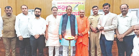 ಔರಾದ್​ನಲ್ಲಿ ಬುಧವಾರ ಆಯೋಜಿಸಿದ್ದ ಪತ್ರಿಕಾ ದಿನಾಚರಣೆಯನ್ನು ಶಾಸಕ ಪ್ರಭು ಚವ್ಹಾಣ್​ ಉದ್ಘಾಟಿಸಿದರು. ಶ್ರೀ ಮಹಾಲಿಂಗ ದೇವರು, ಆನಂದ ದೇವಪ್ಪ, ಬಲ್ಲಪ್ಪ ನಂದಗಾಂವೆ, ಮಹೇಶ ಪಾಟೀಲ್​, ಕಿರಣ ಪಾಟೀಲ್​, ಶಿವಕುಮಾರ ಘಾಟೆ, ರೇವಣಸಿದ್ದಪ್ಪ ಪಾಟೀಲ್​, ಶರಣಪ್ಪ ಚಿಟ್ಮೆ, ಶಿವಾನಂದ ಮೊಕ್ತೆದಾರ, ಅನಿಲಕುಮಾರ ದೇಶಮುಖ ಇದ್ದರು. 