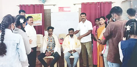 ಅರಕಲಗೂಡು ತಾಲೂಕಿನ ಹನ್ಯಾಳು ಗ್ರಾಮದ ದಿ.ಗೌರಮ್ಮ ಪುಟ್ಟಸ್ವಾಮಪ್ಪ ಸ್ಮಾರಕ ಸರ್ಕಾರಿ ಪ್ರೌಢಶಾಲೆಯಲ್ಲಿ ಶಾಲಾ ಶಿಕ್ಷಣ ಇಲಾಖೆ ಮಾರ್ಗಸೂಚಿಯಂತೆ ಆಯೋಜಿಸಿದ್ದ ಬ್ಯಾಗ್‌ರಹಿತ ದಿನ ಕಾರ್ಯಕ್ರಮದಲ್ಲಿ ಅಂಗವಿಕಲ ವ್ಯಕ್ತಿಗಳೊಂದಿಗೆ ಸಂವಹನ ಕಾರ್ಯಕ್ರಮದಲ್ಲಿ ಅಂಗವಿಕಲ ನೌಕರರಾದ ರುದ್ರಪಟ್ಟಣ ಗ್ರಾಮ ಪಂಚಾಯಿತಿಯ ರವಿ ಹಾಗೂ ಹನ್ಯಾಳು ಗ್ರಾಮ ಪಂಚಾಯಿತಿಯ ಮನೋಜ್ ಅವರನ್ನು ಸನ್ಮಾನಿಸಲಾಯಿತು. ಕೆ.ಎನ್.ರವಿಕುಮಾರ್, ವಿದ್ಯಾರ್ಥಿಗಳು ಇದ್ದರು.