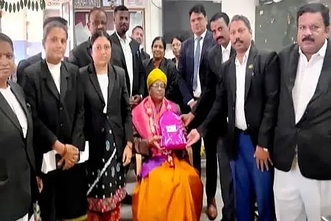 ಭದ್ರಾವತಿ ನ್ಯಾಯಾಧೀಶರಾದ ಇಂದಿರಾ ಮೈಲಸ್ವಾಮಿ ಚೆಟ್ಟಿಯಾರ್ ಅವರನ್ನು ವಕೀಲರ ಸಂಘದಿಂದ ಸನ್ಮಾನಿಸಲಾಯಿತು. ನ್ಯಾಯಾಧೀಶ ರವಿಕುಮಾರ್, ಬಿ.ಸಿ.ಕೇಶವಮೂರ್ತಿ, ಚಂದ್ರೇಗೌಡ, ಶಿವಕುಮಾರ್ ಇತರರಿದ್ದರು.