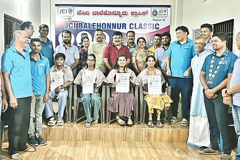 ಬಾಳೆಹೊನ್ನೂರಿನ ಜೆಸಿಐ ಸಂಸ್ಥೆಯಿಂದ ಎಸ್ಸೆಸ್ಸೆಲ್ಸಿ, ಪಿಯುಸಿಯಲ್ಲಿ ಅತ್ಯುನ್ನತ ಶ್ರೇಣಿಯಲ್ಲಿ ತೇರ್ಗಡೆಯಾದ ಜೇಸಿ ಪರಿವಾರದ ವಿದ್ಯಾರ್ಥಿಗಳನ್ನು ಸನ್ಮಾನಿಸಲಾಯಿತು. ಬಿ.ಎಸ್.ಸನತ್, ಶ್ರೀನಾಥ್ ಪೊದುವಾಳ್, ಇಬ್ರಾಹಿಂ ಶಾಫಿ, ರಂಜಿತ್, ರೋಹಿತ್ ಇದ್ದರು.