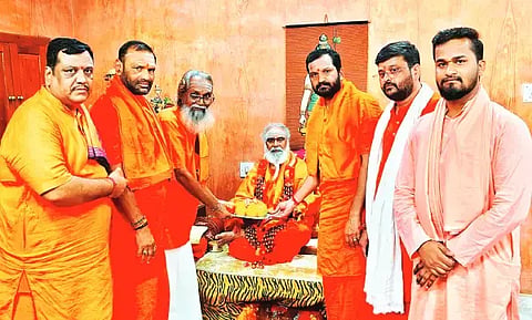 ಬಾಳೆಹೊನ್ನೂರು ರಂಭಾಪುರಿ ಪೀಠದಲ್ಲಿ ನಡೆದ ಪೌರ್ಣಿಮೆ ಧರ್ಮ ಸಮಾರಂಭದಲ್ಲಿ ಶ್ರೀ ರಂಭಾಪುರಿ ಡಾ. ವೀರಸೋಮೇಶ್ವರ ಜಗದ್ಗುರುಗಳಿಗೆ ವಿವಿಧ ಮಠಾಧೀಶರು ಗೌರವ ಸಮರ್ಪಿಸಿದರು.