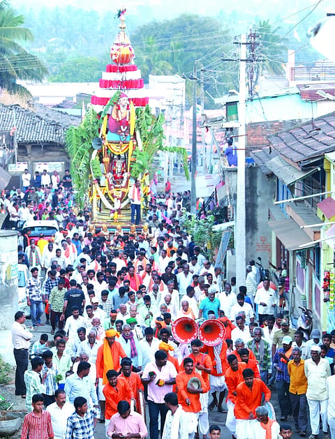  ಬೈಲಹೊಂಗಲದಲ್ಲಿ ಶ್ರೀ ಗುರು ಮಡಿವಾಳೇಶ್ವರ ಮಠದ ಜಾತ್ರಾ ಮಹೋತ್ಸವ ಅಂಗವಾಗಿ ಮಹಾರಥೋತ್ಸವ ಭಕ್ತರ ಹರ್ಷೋದ್ಗಾರದ ನಡುವೆ ಸಂಭ್ರಮದಿಂದ ಜರುಗಿತು.