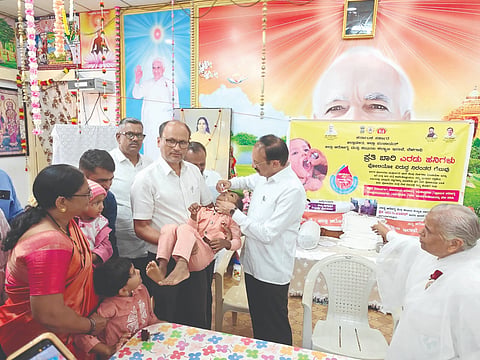 ಬೈಲಹೊಂಗಲದಲ್ಲಿ ಪಲ್ಸ್​ ಪೋಲಿಯೋ ಕಾರ್ಯಕ್ರಮಕ್ಕೆ ಶಾಸಕ ಮಹಾಂತೇಶ ಕೌಜಲಗಿ ಚಾಲನೆ ನೀಡಿದರು. ಪ್ರಭಾ, ಡಾ.ಎಸ್​.ಎಸ್​.ಸಿದ್ದಣ್ಣವರ ಇತರರಿದ್ದರು.
