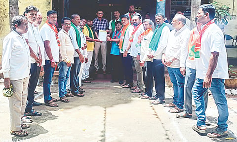 ಬೈಲಹೊಂಗಲ ಸೇರಿ ಸುತ್ತಲಿನ 5 ತಾಲೂಕುಗಳನ್ನು ಬರಪೀಡಿತ ಎಂದು ಘೋಷಿಸಲು ಬಿಜೆಪಿ ಮಂಡಲ ವತಿಯಿಂದ ಎಸಿಗೆ ಮನವಿ ಸಲ್ಲಿಸಲಾಯಿತು. ಜಗದೀಶ ಬೂದಿಹಾಳ, ಗುರು ಮೆಟಗುಡ್ಡ, ಸುಭಾಸ ತುರಮರಿ, ಅಶೋಕ ಇಂಗಳಗಿ ಇತರರಿದ್ದರು.