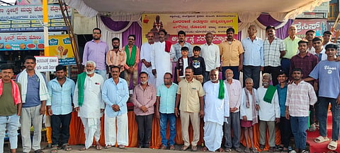 ಬೈಲಹೊಂಗಲ ವೀರ ರಾಣಿ ಕಿತ್ತೂರು ಚನ್ನಮ್ಮಾಜಿ ಸಮಾಧಿ ಸ್ಥಳ ಅಭಿವದ್ಧಿ ಸೇರಿ ವಿವಿಧ ಬೇಡಿಕೆ ಈಡೇರಿಕೆಗೆ ಆಗ್ರಹಿಸಿ ನಗರದಲ್ಲಿ ನಡೆಯುತ್ತಿರುವ ಅರ್ನಿದಿಷ್ಟಾವಧಿ ಧರಣಿ 21ನೇ ದಿನ ಪೂರೆಸಿದೆ. 