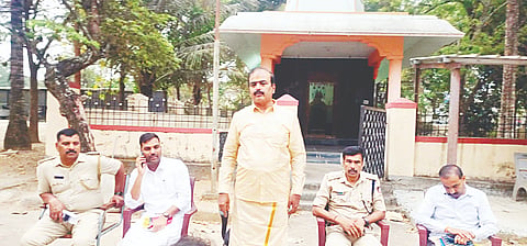 ಶ್ರೀಚನ್ನಕೇಶವಸ್ವಾಮಿ ಜಾತ್ರಾ ಮಹೋತ್ಸವದ ಅಂಗವಾಗಿ ಪಟ್ಟಣದ ಪೊಲೀಸ್ ಠಾಣೆ ಆವರಣ ತಾಲೂಕು ಆಡಳಿತದಿಂದ ಏರ್ಪಡಿಸಿದ್ದ ಶಾಂತಿ ಸಭೆಯಲ್ಲಿ ಮಾತನಾಡುತ್ತಿರುವ ಸಕಲೇಶಪುರ ಉಪ ವಿಭಾಗಾಧಿಕಾರಿ, ದೇಗುಲದ ಆಡಳಿತಾಧಿಕಾರಿ ಮಂಜುನಾಥ್. ತಹಸೀಲ್ದಾರ್ ಶ್ರೀಧರ್ ಕಂಕನವಾಡಿ, ಅರಸೀಕೆರೆ ಡಿವೈಎಸ್‌ಪಿ ಗೋಪಿ, ಪೊಲೀಸ್ ಇನ್ಸ್‌ಪೆಕ್ಟರ್ ರೇವಣ್ಣ ಮತ್ತಿತರರಿದ್ದರು.