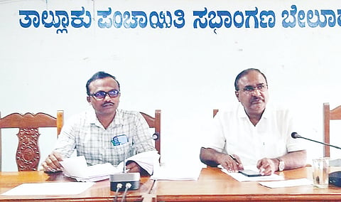 ಪಟ್ಟಣದ ತಾಲೂಕು ಪಂಚಾಯಿತಿ ಸಭಾಂಗಣದಲ್ಲಿ ಶನಿವಾರ ಆಯೋಜಿಸಿದ್ದ ಗ್ಯಾರಂಟಿ ಅನುಷ್ಟಾನ ಸಮಿತಿ ಸಭೆಯ ಅಧ್ಯಕ್ಷತೆ ವಹಿಸಿ ದೇಶಾಣಿ ಆನಂದ್ ಮಾತನಾಡಿದರು. ತಾಪಂ ಇಒ ಸತೀಶ್ ಕುಮಾರ್, ಗ್ಯಾರಂಟಿ ಸಮಿತಿ ಸದಸ್ಯ ನಿಶ್ಚಲ್ ಮಸ್ಸೂರ್, ಅಭೀಬ್, ಸತೀಶ್, ಪ್ರತಾಪ್, ಚಂದ್ರಣ್ಣ, ವಿಶಾಲಾಕ್ಷಿ ಸೇರಿದಂತೆ ವಿವಿಧ ಇಲಾಖೆ ಅಧಿಕಾರಿಗಳಿದ್ದರು.
