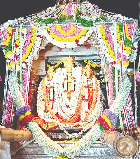 ಶ್ರೀ ಚನ್ನಕೇಶವಸ್ವಾಮಿ ಜಾತ್ರಾ ಮಹೋತ್ಸವದ ಅಂಗವಾಗಿ ಶನಿವಾರ ರಾತ್ರಿ ದೇವರ ಪುಷ್ಪ ಮಂಟಪೋತ್ಸವ ಅದ್ದೂರಿಯಾಗಿ ಜರುಗಿತು.