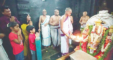 ಶ್ರೀ ಚನ್ನಕೇಶವಸ್ವಾಮಿ ಜಾತ್ರಾ ಮಹೋತ್ಸವ ಹಾಗೂ ಬ್ರಹ್ಮರಥೋತ್ಸವದ ಹಿನ್ನೆಲೆಯಲ್ಲಿ ಜಿಲ್ಲಾಧಿಕಾರಿ ಲತಾಕುಮಾರಿ ಮತ್ತು ಕುಟುಂಬ ಸದಸ್ಯರು ದೇವರಿಗೆ ಪೂಜೆ ಸಲ್ಲಿಸಿ, ದೇಗುಲದಲ್ಲಿನ ವ್ಯವಸ್ಥೆ ಪರಿಶೀಲಿಸಿದರು.