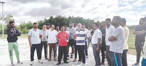 ಬೇಲೂರು ಪಟ್ಟಣ ಸಮೀಪದ ಹೊಯ್ಸಳ ಕ್ರೀಡಾಂಗಣಕ್ಕೆ ಭೇಟಿ ನೀಡಿದ ಶಾಸಕ ಎಚ್.ಕೆ.ಸುರೇಶ್, ಕ್ರೀಡಾಪಟುಗಳು ಹಾಗೂ ಅಧಿಕಾರಿಗಳೊಂದಿಗೆ ಕ್ರೀಡಾಂಗಣದ ಸ್ಥಳ ಪರಿಶೀಲಿಸಿ ಮಾಹಿತಿ ಪಡೆದರು. ಪ್ರಸನ್ನ, ಸಂತೋಷ್, ಮಂಜುನಾಥ್, ಶ್ರೀನಿವಾಸ್, ವಿನಯ್ ಇತರರಿದ್ದರು.
