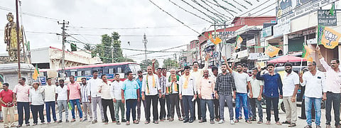 ಬೇಲೂರು ತಾಲೂಕನ್ನು ಬರ ಪೀಡಿತ ತಾಲೂಕೆಂದು ಘೋಷಿಸದೆ ಮಲತಾಯಿ ಧೋರಣೆ ಅನುಸರಿಸುತ್ತಿರುವುದನ್ನು ಖಂಡಿಸಿ ಬಿಜೆಪಿ ಕಾರ್ಯಕರ್ತರು ರಾಜ್ಯ ಸರ್ಕಾರದ ವಿರುದ್ಧ ಬಸವೇಶ್ವರ ವೃತ್ತದಲ್ಲಿ ರಸ್ತೆ ಸಂಚಾರ ತಡೆದು ಪ್ರತಿಭಟನೆ ನಡೆಸಿದರು.ರೈತ ಮೋರ್ಚಾ ತಾಲೂಕು ಅಧ್ಯಕ್ಷ ದಿನೇಶ್ ಪೇಟೇಹಳ್ಳಿ, ಮುಖಂಡರಾದ ಸಿ.ಎಸ್.ಪ್ರಕಾಶ್, ರಂಗನಾಥ್, ಮಂಜುಳಾ, ರಮೇಶ್ ಸುವರ್ಣ, ಶೇಷಪ್ಪ ಇತರರಿದ್ದರು.