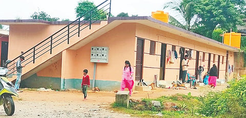 ಬೇಲೂರು ತಾಲೂಕಿನ ಅರೇಹಳ್ಳಿಯಲ್ಲಿ ವಲಸೆ ಕಾರ್ಮಿಕರು ವಾಸಿಸುವ ಮನೆಗಳಿಗೆ ಆಶಾ ಕಾರ್ಯಕರ್ತೆಯರು ತೆರಳಿ ಪಲ್ಸ್ ಪೋಲಿಯೋ ಲಸಿಕೆ ಹಾಕಿಸುವಂತೆ ಅರಿವು ಮೂಡಿಸಿ ಲಸಿಕೆ ಹಾಕಿಸಲು ಮುಂದಾಗಿರುವುದು