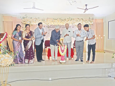  ಬಾರಕೂರು ರುಕ್ಮಿಣಿ ಶೆಡ್ತಿ ಸ್ಮಾರಕ ನ್ಯಾಷನಲ್ ಸರ್ಕಾರಿ ಪ್ರಥಮ ದರ್ಜೆ ಕಾಲೇಜು ಮತ್ತು ಸ್ನಾತಕೋತ್ತರ ಅಧ್ಯಯನ ಕೇಂದ್ರದಲ್ಲಿ ರಾಷ್ಟ್ರೀಯ ವಿಚಾರ ಸಂಕಿರಣವನ್ನು ಮಾಜಿ ಸಂಸದ ಕೆ.ಜಯಪ್ರಕಾಶ್ ಹೆಗ್ಡೆ ಉದ್ಘಾಟಿಸಿದರು. ಪ್ರಮುಖರಾದ ಶ್ರೀಧರ ಶೆಟ್ಟಿ, ಭಾಸ್ಕರ ಶೆಟ್ಟಿ ಸಳ್ವಾಡಿ, ಶೋಭಾ ಆರ್. ಉಪಸ್ಥಿತರಿದ್ದರು.