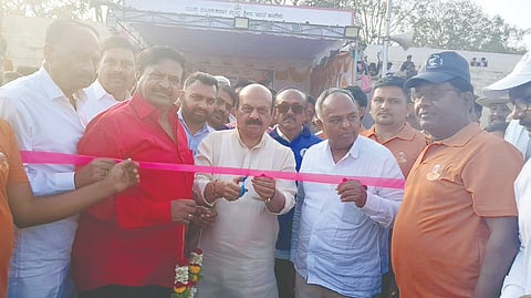 ಬ್ಯಾಡಗಿಯ ಎಸ್‌ಜೆಜೆಎಂ ಸರ್ಕಾರಿ ಕ್ರೀಡಾಂಗಣದಲ್ಲಿ ಸಂಸದ ಬಸವರಾಜ ಬೊಮ್ಮಾಯಿ ಕ್ರೀಡೋತ್ಸವ ಕಾರ್ಯಕ್ರಮಕ್ಕೆ ಚಾಲನೆ ನೀಡಿದರು. ವಿರೂಪಾಕ್ಷಪ್ಪ ಬಳ್ಳಾರಿ, ಡಿ.ಎಂ. ಸಾಲಿ, ಜೀತೇಂದ್ರ ಸುಣಗಾರ, ಅಧ್ಯಕ್ಷ ನಿಂಗಪ್ಪ ಬಟ್ಟಲಕಟ್ಟೆ, ಮುರಿಗೆಪ್ಪ ಶೆಟ್ಟರ, ಭರತ ಬೊಮ್ಮಾಯಿ ಇತರರಿದ್ದರು.