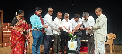 ಬೆಳಗಾವಿ ಕನ್ನಡ ಭವನದಲ್ಲಿ ‘ಸೆಕೆಂಡ್ ಹ್ಯಾಂಡ್ ಸದಾಶಿವ’ ನಾಟಕ ಪ್ರದರ್ಶನವನ್ನು ಪ್ರವೀಣ ಹುಲಜಿ ಉದ್ಘಾಟಿಸಿದರು. ಬಸನಗೌಡ ಕಾಮನಗೌಡರ, ಪುಂಡಲೀಕ, ರಮೇಶ ಜಂಗಲ, ಪ್ರೊ.ಬಿ.ಎಸ್.ಗವಿಮಠ, ಎಂ.ಕೆ.ಹೆಗಡೆ ಇತರರಿದ್ದರು.