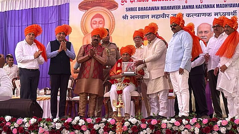 ಬೆಳಗಾವಿಯಲ್ಲಿ ಭಾನುವಾರ ಭಗವಾನ ಮಹಾವೀರ ಜನ್ಮಕಲ್ಯಾಣಕ ಮಹೋತ್ಸವದಲ್ಲಿ ಜೈನ ಸಮುದಾಯ ಪರವಾಗಿ ಡಾ.ಪ್ರಭಾಕರ ಕೋರೆ ಅವರನ್ನು ಪಂಜಾಬ ರಾಜ್ಯಪಾಲ ಗುಲಾಬಚಂದ ಕಟಾರಿಯ ಸನ್ಮಾನಿಸಿದರು. ಅಭಯ ಪಾಟೀಲ, ಸಂಜಯ ಪಾಟೀಲ, ಅನಿತಾ ಕಟಾರಿಯಾ, ಲಲಿತ ಸಂಘ್ವಿ ಕಟಾರಿಯಾ, ನರೇಂದ್ರ ಜೈನ, ಡಾ.ವಿನೋದ ದೊಡ್ಡಣ್ಣವರ ಇದ್ದರು.