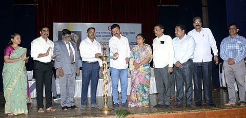 ಬೆಳಗಾವಿಯಲ್ಲಿ ಸೋಮವಾರ ಜರುಗಿದ ವಿಶ್ವಮಾನವ ದಿನಾಚರಣೆಯನ್ನು ಮೇಯರ್ ಮಂಗೇಶ ಪವಾರ ಉದ್ಘಾಟಿಸಿದರು. ವಾಣಿ ಜೋಶಿ, ಉದಯಕುಮಾರ ತಳವಾರ, ಬಸವರಜ ಹೆಗ್ಗನಾಯಕ, ವಿದ್ಯಾವತಿ ಭಜಂತ್ರಿ ಇತರರಿದ್ದರು.