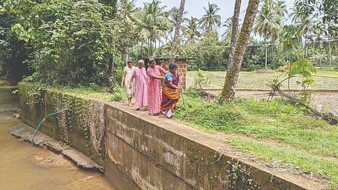  ತುಮ್ಮಿನಮುಲ್ಲಿ ಸಾಲಾಡಿ ಕಿಂಡಿ ಅಣೆಕಟ್ಟಿನ ತಡೆಗೋಡೆ ಮೇಲೆ ಗ್ರಾಮಸ್ಥರು ಸಂಚರಿಸುತ್ತಿರುವುದು.