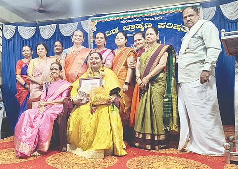   ಆಸಾಡಿ ಗಮ್ಮತ್ ಕಾರ್ಯಕ್ರಮದಲ್ಲಿ ಆಶಾ ಭಟ್ ಅವರನ್ನು ಗೌರವಿಸಲಾಯಿತು. ಪ್ರಮುಖರಾದ  ವಾಣಿಶ್ರೀ ಹೆಬ್ಬಾರ್, ವಾದಿರಾಜ್ ಹೆಬ್ಬಾರ್, ಪ್ರೊ.ವೆಂಕಟಕೃಷ್ಣ ಐತಾಳ್, ವೈ.ಎನ್.ವೆಂಕಟೇಶಮೂರ್ತಿ ಭಟ್ ಮತ್ತಿತರರಿದ್ದರು.  