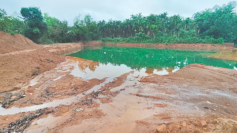  ತಡೆಬೇಲಿಯಿಲ್ಲದ ಕಲ್ಲುಕೋರೆ ಹೊಂಡ, ಮದಗ.