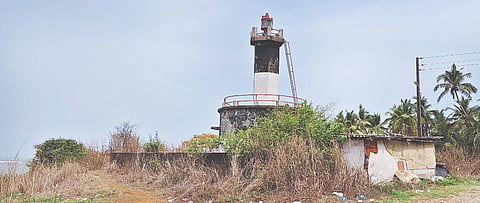  ಮೂಲೆಗುಂಪಾಗಿರುವ ಗಂಗೊಳ್ಳಿ ಲೈಟ್ ಹೌಸ್.