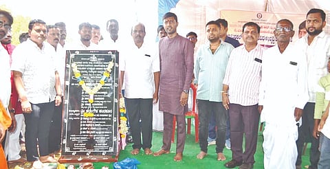 ಗುರುಮಠಕಲ್​ ಮತೇತ್ರದ ಯಲಸತ್ತಿ ತಾಂಡಾದಲ್ಲಿ ಮುಖ್ಯಮಂತ್ರಿಗಳ ವಿಶೇಷ ಯೋಜನೆಯಡಿ 1 ಕೋಟಿ ರೂ.ವೆಚ್ಚದಲ್ಲಿ ವಿವಿಧ ಕಾಮಗಾರಿಗಳಿಗೆ ಶಾಸಕ ಶರಣಗೌಡ ಕಂದಕೂರ ಭೂಮಿ ಪೂಜೆ ನೆರವೇರಿಸಿದರು. ಬನ್ನಪ್ಪ ಕೋಮಾರ, ಭೀಮನಗೌಡ, ಶಂಕರಗೌಡ, ಭೀಮಸೇನರಾವ್​, ಶ್ರೀಧರ ಘಂಟಿ, ಶಂಕರರಡ್ಡಿ ಯಲಸತ್ತಿ, ಮಲ್ಲನಗೌಡ ಹಳಿಮನಿ, ವೀರೇಂದ್ರ ಪಾಟೀಲ್​, ಬಸವರಾಜ ಕಣೇಕಲ್​, ಅಜಯರಡ್ಡಿ ಯಲ್ಹೇರಿ, ಚಂದ್ರುಗೌಡ ಸೈದಾಪುರ ಇತರರಿದ್ದರು.