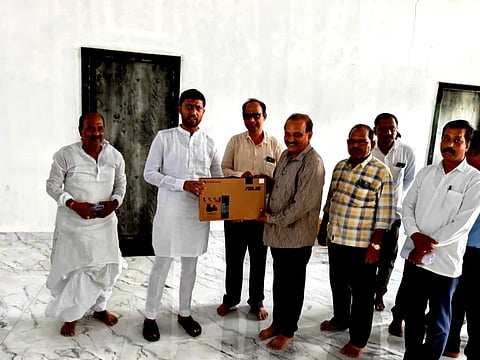 ಗುರುಮಠಕಲ್​ ಪಟ್ಟಣದ ಶಾಸಕರ ಜನಸಂಪರ್ಕ ಕಚೇರಿಯಲ್ಲಿ ಗ್ರಾಮ ಆಡಳಿತಾಧಿಕಾರಿಗಳು ಮತ್ತು ಕಂದಾಯ ನಿರೀಕ್ಷಕರಿಗೆ ನೂತನ ಲ್ಯಾಪ್​ಟಾಪ್​ನ್ನು ಶಾಸಕ ಶರಣಗೌಡ ಕಂದಕೂರ ವಿತರಿಸಿದರು. ತಹಸೀಲ್ದಾರ್​ ಚನ್ನಮಲ್ಲಪ್ಪ ಂಟಿ, ಗ್ರೇಡ್​&2 ತಹಸೀಲ್ದಾರ್​ ನರಸಿಂಹ ಸ್ವಾಮಿ, ಬಸವರಾಜ ಸಜ್ಜನ್​ ಇತರರಿದ್ದರು.