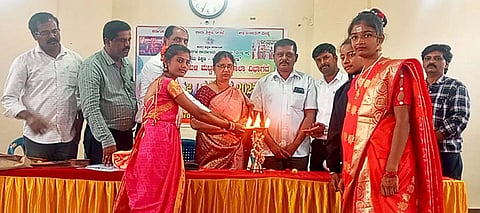 ಹಲಗೂರಿನ ಕರ್ನಾಟಕ ಪಬ್ಲಿಕ್ ಶಾಲಾ ಆವರಣದಲ್ಲಿ ಶನಿವಾರ ಏರ್ಪಡಿಸಿದ್ದ ಹೋಬಳಿ ಮಟ್ಟದ ಪ್ರೌಢಶಾಲಾ ವಿಭಾಗದ ಪ್ರತಿಭಾ ಕಾರಂಜಿ ಮತ್ತು ಕಲೋತ್ಸವ ಕಾರ್ಯಕ್ರಮವನ್ನು ಕ್ಷೇತ್ರ ಶಿಕ್ಷಣಾಧಿಕಾರಿ ಉಮಾ ಉದ್ಘಾಟಿಸಿದರು. ಶಿಕ್ಷಣ ಇಲಾಖೆಯ ನಿರ್ದೇಶಕ ಎನ್.ಎಂ.ಪುಟ್ಟಸ್ವಾಮಿ, ಮುಖ್ಯಶಿಕ್ಷಕ ಕುಳ್ಳೇಗೌಡ ಮತ್ತಿತರರಿದ್ದರು.