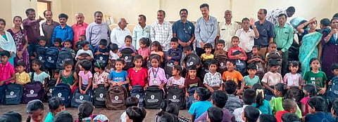 ಹಲಗೂರಿನ ಸರ್ಕಾರಿ ಪ್ರಾಥಮಿಕ ಶಾಲೆ ವಿದ್ಯಾರ್ಥಿಗಳಿಗೆ ಬೆಂಗಳೂರಿನ ಕಚ್ಚಾ ರೇಷ್ಮೆ ವರ್ತಕರ ಸಂಘದಿಂದ ಶಾಲಾ ಬ್ಯಾಗ್, ನೋಟ್ ಪುಸ್ತಕಗಳನ್ನು ವಿತರಿಸಲಾಯಿತು.  ಕೃಷ್ಣಮೂರ್ತಿ, ಕುಳ್ಳಯ್ಯ, ಕೆ .ಎಸ್.ಶಿವಕುಮಾರ ಸ್ವಾಮಿ, ಕೃಷ್ಣಮೂರ್ತಿ, ಶರವಣ, ಜಂಟಿ ಕಾರ್ಯದರ್ಶಿ ಎಂ.ಎಸ್.ನಾಗೇಂದ್ರ  ಇದ್ದರು.