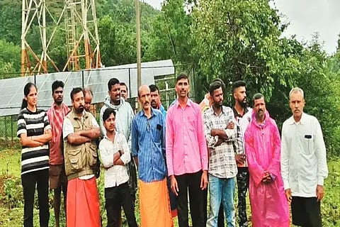ಹೊಸನಗರ ತಾಲೂಕಿನ ಕಟ್ಟಿನಹೊಳೆಯಲ್ಲಿ ನೆಟ್‌ವರ್ಕ್ ಅವ್ಯವಸ್ಥೆ ಖಂಡಿಸಿ ಗ್ರಾಮಸ್ಥರು ಪ್ರತಿಭಟಿಸಿದರು. ಶಿವಕುಮಾರ್, ದಿನೇಶ್, ಮುರಳೀಧರ್, ಸತ್ಯನಾರಾಯಣ ಇತರರಿದ್ದರು.