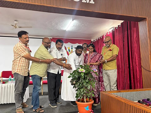 ಹಾಸನ ನಗರದ ಕ್ರೈಸ್ಟ್ ಸ್ಕೂಲ್‌ನಲ್ಲಿ ಆಯೋಜಿಸಿದ್ದ ರಕ್ತದಾನ ಶಿಬಿರ ಮತ್ತು ಆರೋಗ್ಯ ಉಚಿತ ತಪಾಸಣೆ ಶಿಬಿರವನ್ನು ಗಣ್ಯರು ಉದ್ಘಾಟಿಸಿದರು. ಹೆಮ್ಮಿಗೆ ಮೋಹನ್, ಕೆ.ಟಿ.ಜಯಶ್ರೀ, ಜಯಪ್ರಕಾಶ್, ರಿಜೋ ಥಾಮಸ್ ಇತರರಿದ್ದರು.