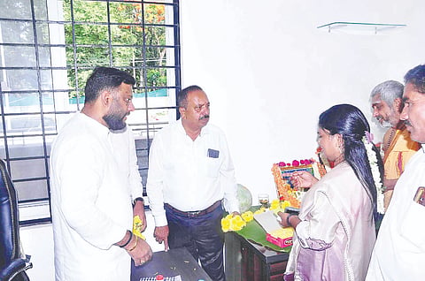 ಹಾಸನ ನಗರದ ಬಿ.ಎಂ.ರಸ್ತೆ ಸಮೀಪ ನೂತನವಾಗಿ ನಿರ್ಮಾಣಗೊಂಡಿರುವ ಪ್ರಜಾ ಸೌಧದಲ್ಲಿ ಹಾಸನ ವಿಧಾನಸಭಾ ಕ್ಷೇತ್ರದ ಶಾಸಕರ ಕಚೇರಿಯನ್ನು ಶಾಸಕ ಎಚ್.ಪಿ.ಸ್ವರೂಪ್ ಲೋಕಾರ್ಪಣೆಗೊಳಿಸಿದರು. ತಹಸೀಲ್ದಾರ್ ಗೀತಾ, ಮಹಾನಗರ ಪಾಲಿಕೆಯ ಮಾಜಿ ಕಾರ್ಪೊರೇಟರ್ ಸಿ. ಕ್ರಾಂತಿ ಪ್ರಸಾದ್ ತ್ಯಾಗಿ, ಗಿರೀಗೌಡ, ಬಿದರಿಕೆರೆ ಜಯರಾಮ್, ಹೊಂಗೆರೆ ರಘು ಇತರರಿದ್ದರು.