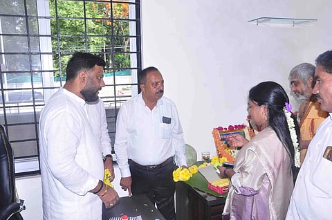 ಹಾಸನ ನಗರದ ಬಿ.ಎಂ.ರಸ್ತೆ ಸಮೀಪ ನೂತನವಾಗಿ ನಿರ್ಮಾಣಗೊಂಡಿರುವ ಪ್ರಜಾ ಸೌಧದಲ್ಲಿ ಹಾಸನ ವಿಧಾನಸಭಾ ಕ್ಷೇತ್ರದ ಶಾಸಕರ ಕಚೇರಿಯನ್ನು ಶಾಸಕ ಎಚ್.ಪಿ.ಸ್ವರೂಪ್ ಲೋಕಾರ್ಪಣೆಗೊಳಿಸಿದರು. ತಹಸೀಲ್ದಾರ್ ಗೀತಾ, ಮಹಾನಗರ ಪಾಲಿಕೆಯ ಮಾಜಿ ಕಾರ್ಪೊರೇಟರ್ ಸಿ. ಕ್ರಾಂತಿ ಪ್ರಸಾದ್ ತ್ಯಾಗಿ, ಗಿರೀಗೌಡ, ಬಿದರಿಕೆರೆ ಜಯರಾಮ್, ಹೊಂಗೆರೆ ರಘು ಇತರರಿದ್ದರು.