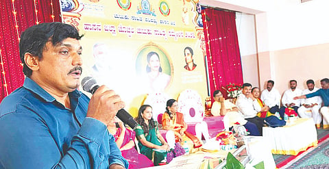 ಹಾಸನ ಜಿಲ್ಲಾ ಚುಟುಕು ಸಾಹಿತ್ಯ ಪರಿಷತ್ತು ನಗರದ ಎ.ವಿ.ಕೆ. ಕಾಲೇಜಿನ ಸಭಾಂಗಣದಲ್ಲಿ ಹಮ್ಮಿಕೊಂಡಿದ್ದ ಹಾಸನ ಜಿಲ್ಲಾ ಚುಟುಕು ಸಾಹಿತ್ಯ ಸಮ್ಮೇಳನದ ಅಂಗವಾಗಿ ಚುಟುಕು ಸಾಹಿತ್ಯ, ಬದುಕಿಗೆ ಲಾಲಿತ್ಯ ವಿಚಾರಗೋಷ್ಠಿಯ ಅಧ್ಯಕ್ಷತೆ ವಹಿಸಿ ಕೇಂದ್ರ ಕನ್ನಡ ಸಾಹಿತ್ಯ ವೇದಿಕೆಯ ರಾಜ್ಯಾಧ್ಯಕ್ಷ ಕೊಟ್ರೇಶ್ ಎಸ್.ಉಪ್ಪಾರ್ ಮಾತನಾಡಿದರು. ಡಾ.ರತ್ನಾ ಹಾಲಪ್ಪಗೌಡ, ಡಾ.ಎಚ್.ಆರ್.ಆದರ್ಶ, ಎಂ.ಎನ್.ಸುಂದರ್‌ರಾಜ್ ಇತರರಿದ್ದರು.
